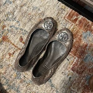Tory Burch Women’s Caroline Flats Silver embossed Size 8